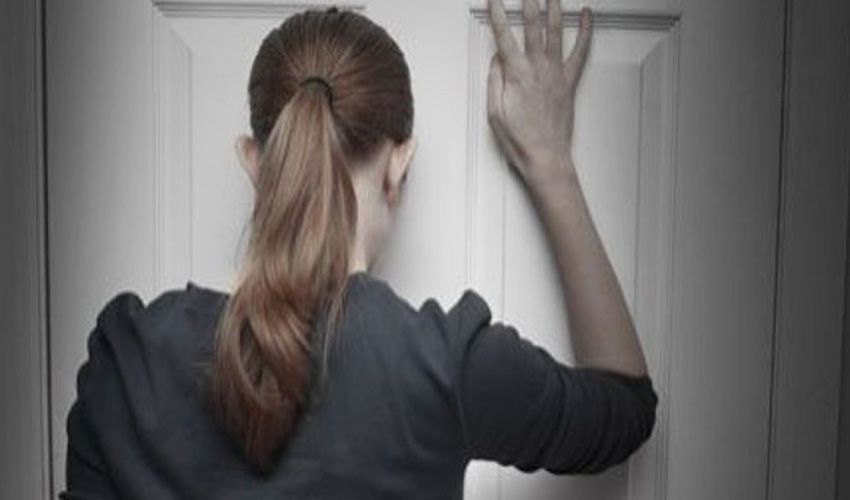 Bewoonster wacht voor haar dichte deur in Sittard Bewoonster wacht voor haar dichte deur in Sittard