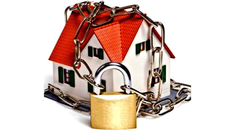 Sittards huis met ketting en slot als beeld van beveiliging Sittards huis met ketting en slot als beeld van beveiliging
